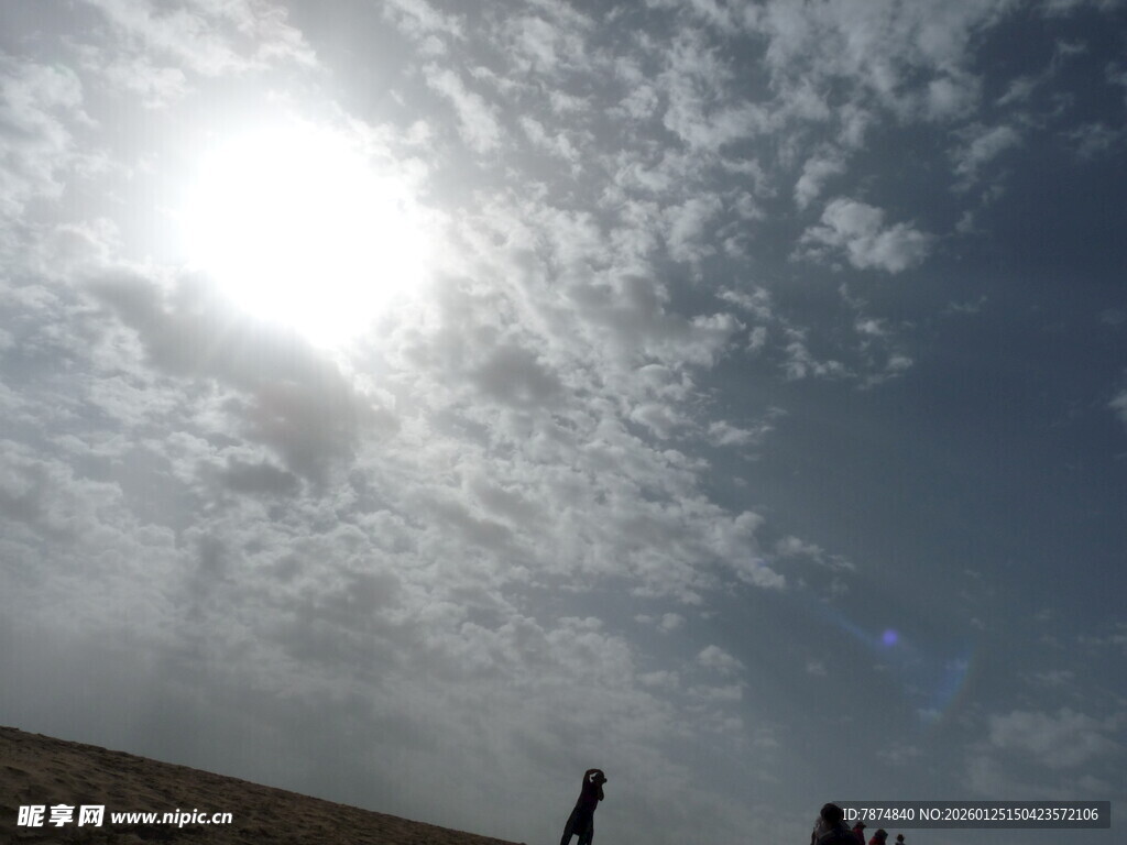 阳光下的天空与人物剪影
