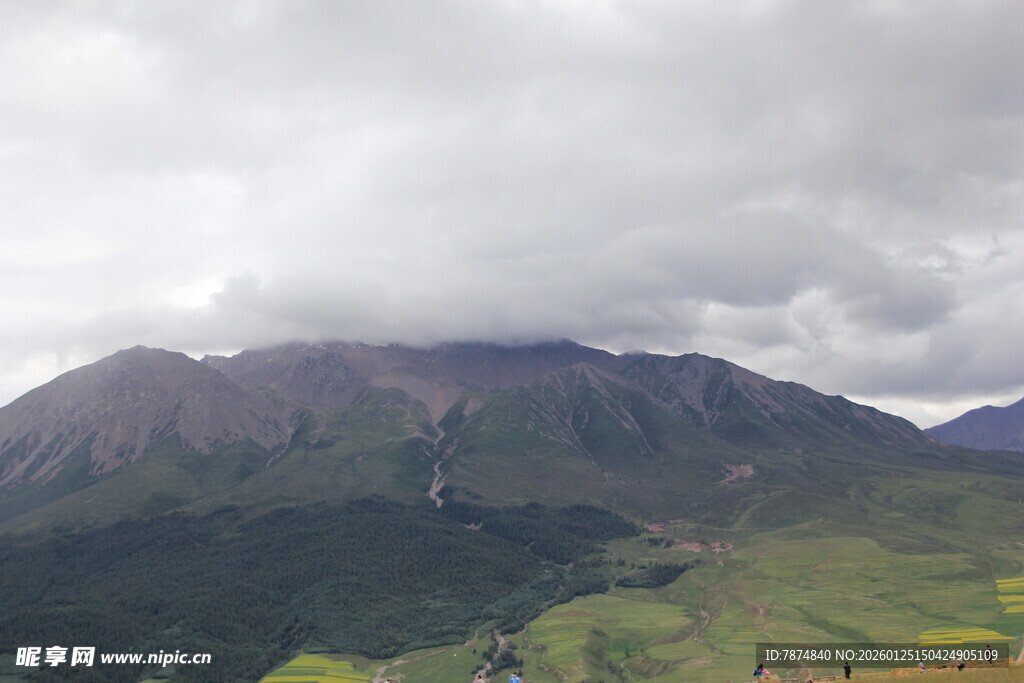 云雾缭绕的壮美山峦