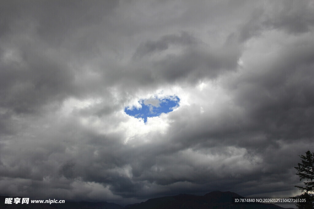 乌云中透出的蓝色天空