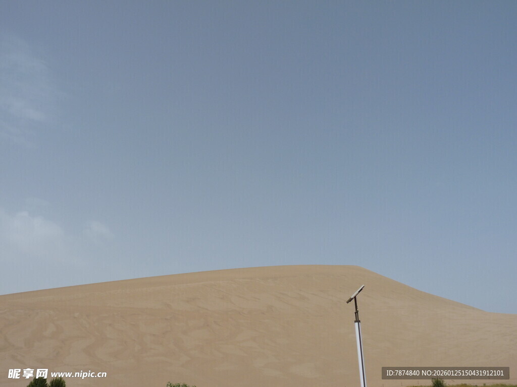 沙漠风光 蓝天映衬沙丘