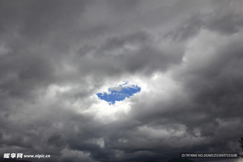 乌云中的蓝色天空缺口