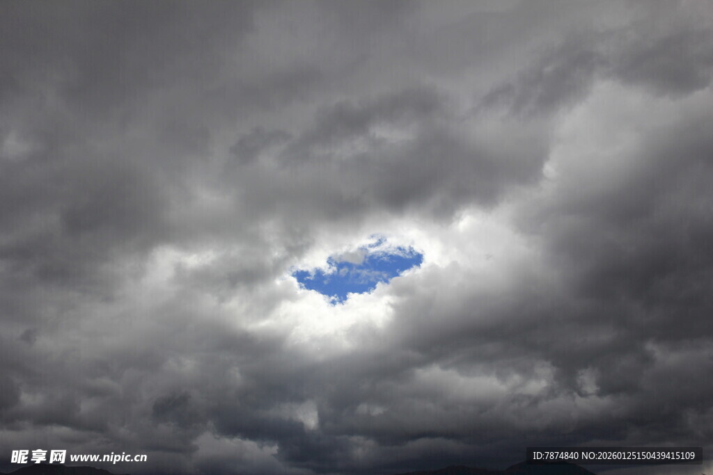乌云中的一抹蓝天