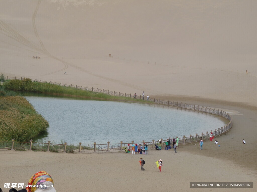 沙漠中的清澈湖泊与游人