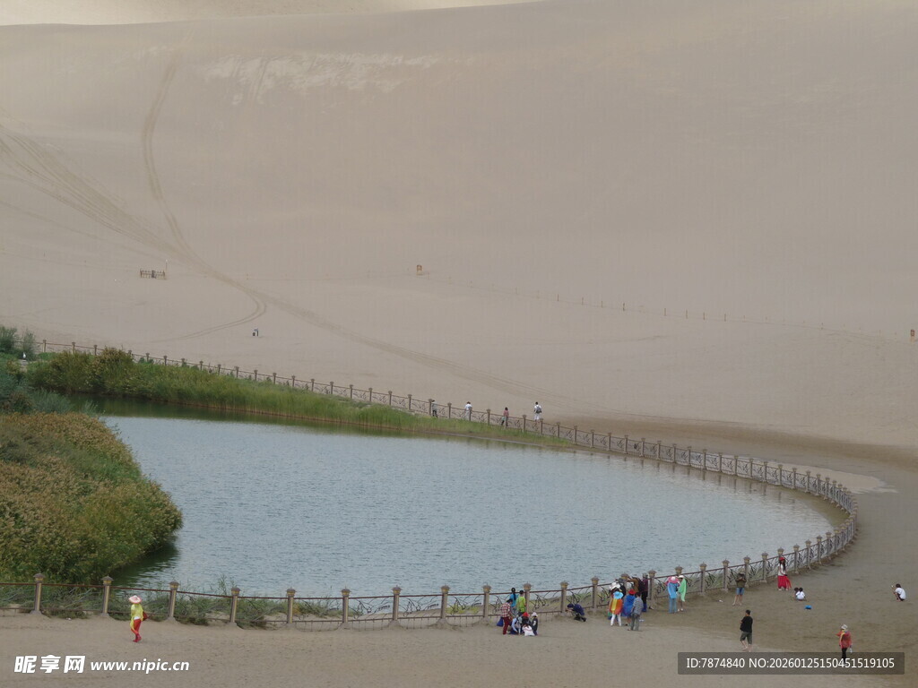 沙漠中的静谧湖水景观