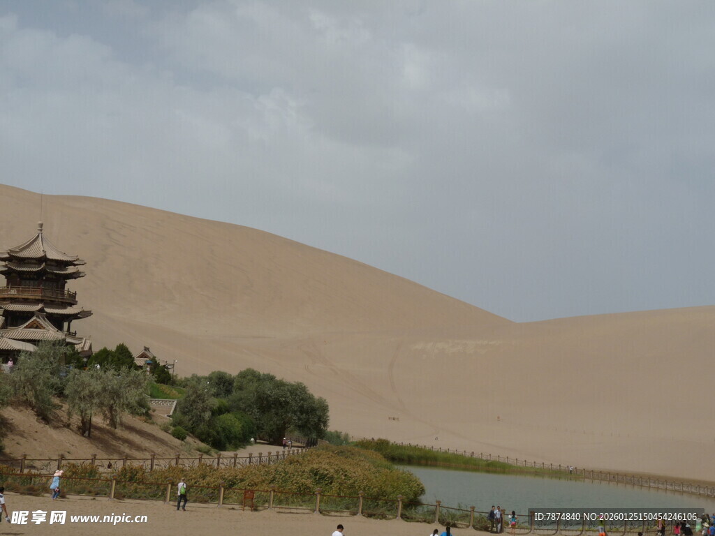 沙漠中的古典楼阁景观