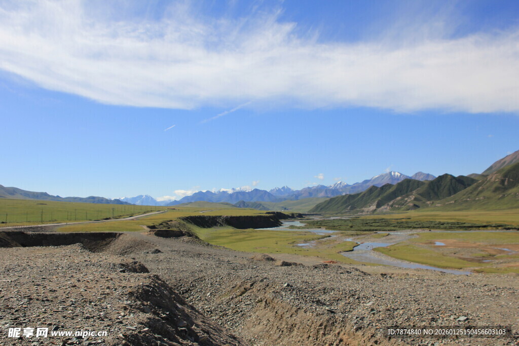 山间旷野中的蜿蜒河流