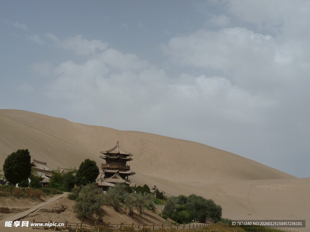 沙漠中的古朴建筑景观