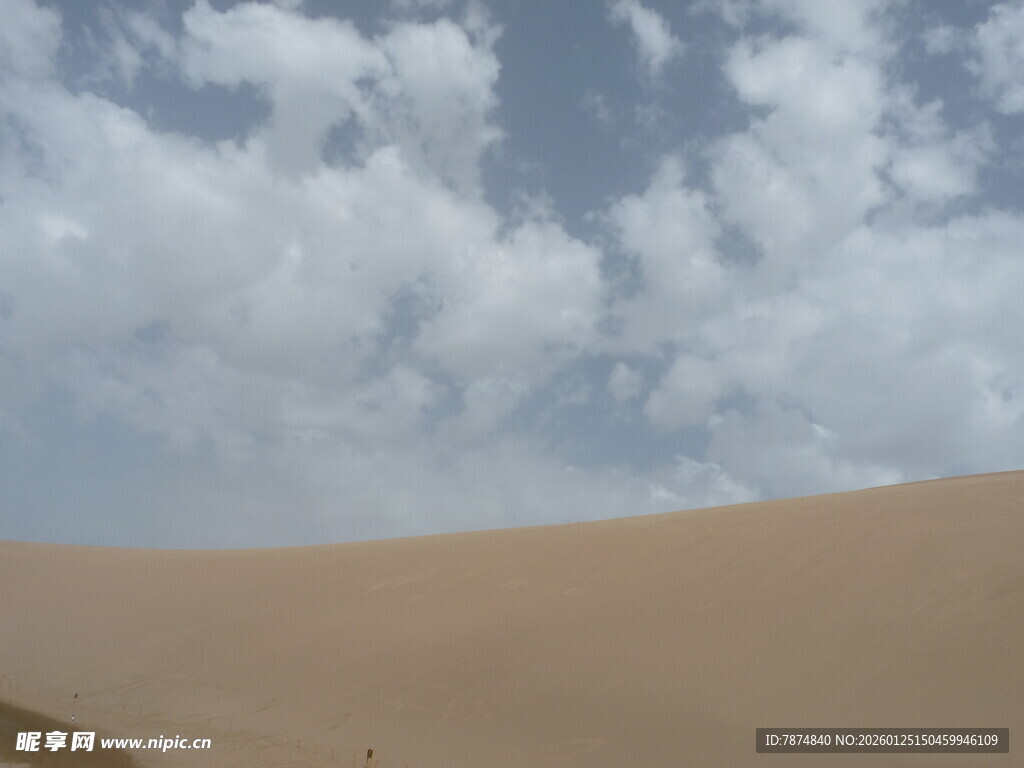 沙漠上空的白云景观