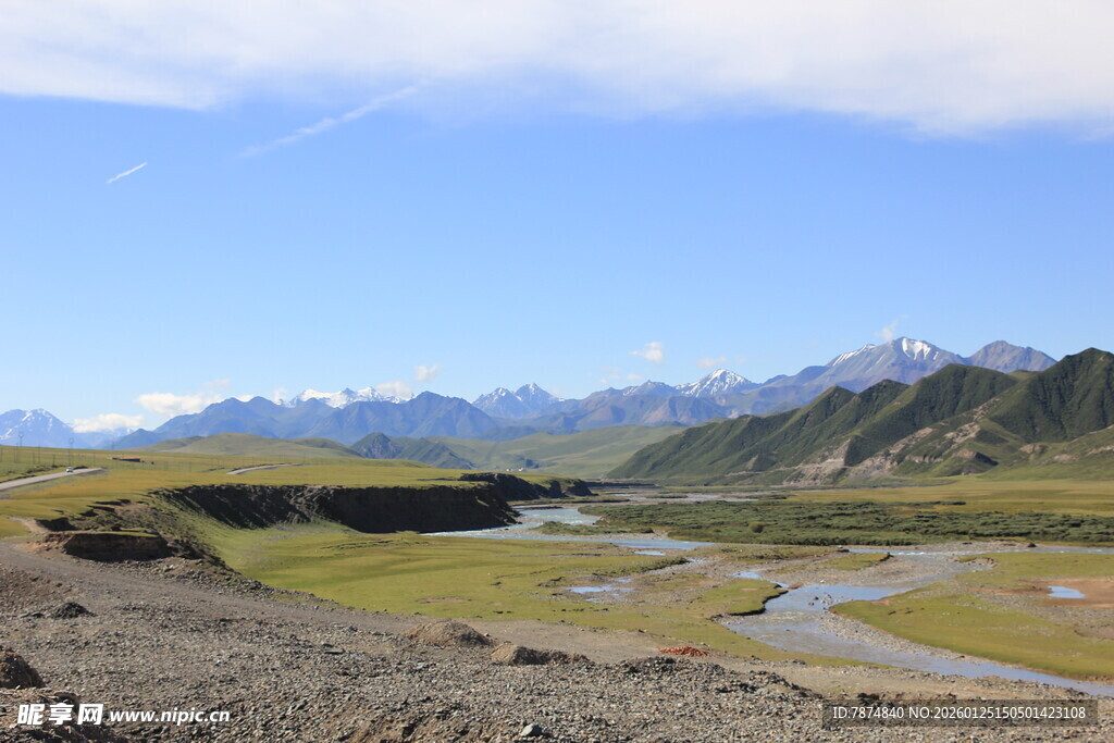 山间蜿蜒河流与广袤原野