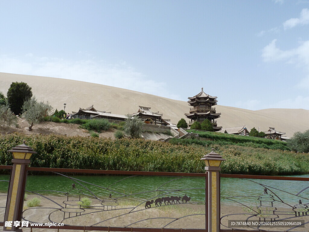 沙漠中的绿洲与古建筑