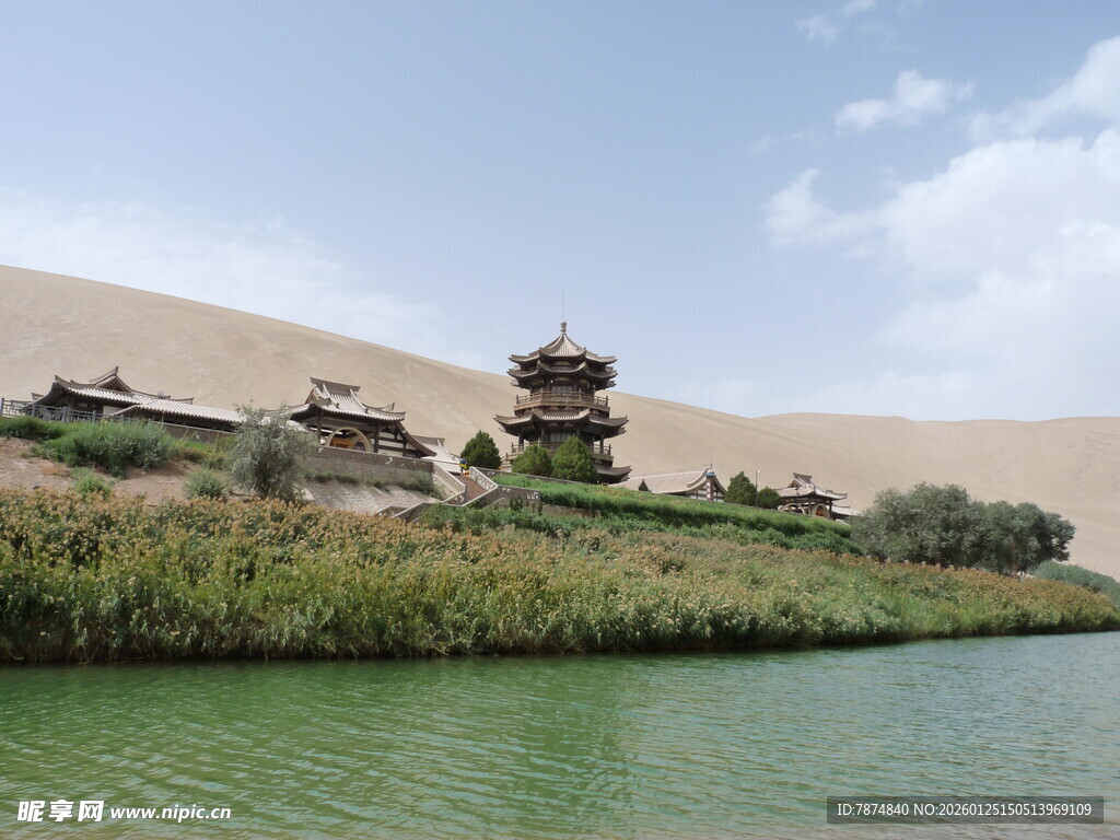 沙漠中的绿洲景观