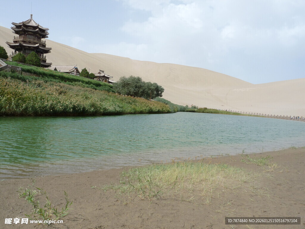 沙漠中的绿水与古建筑