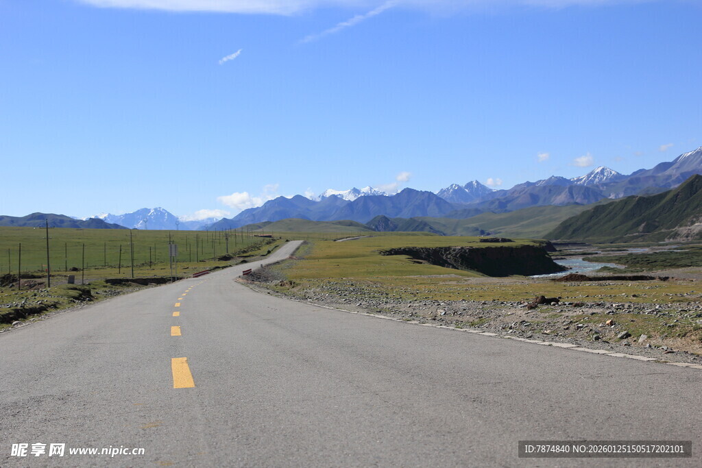 旷野中的笔直公路