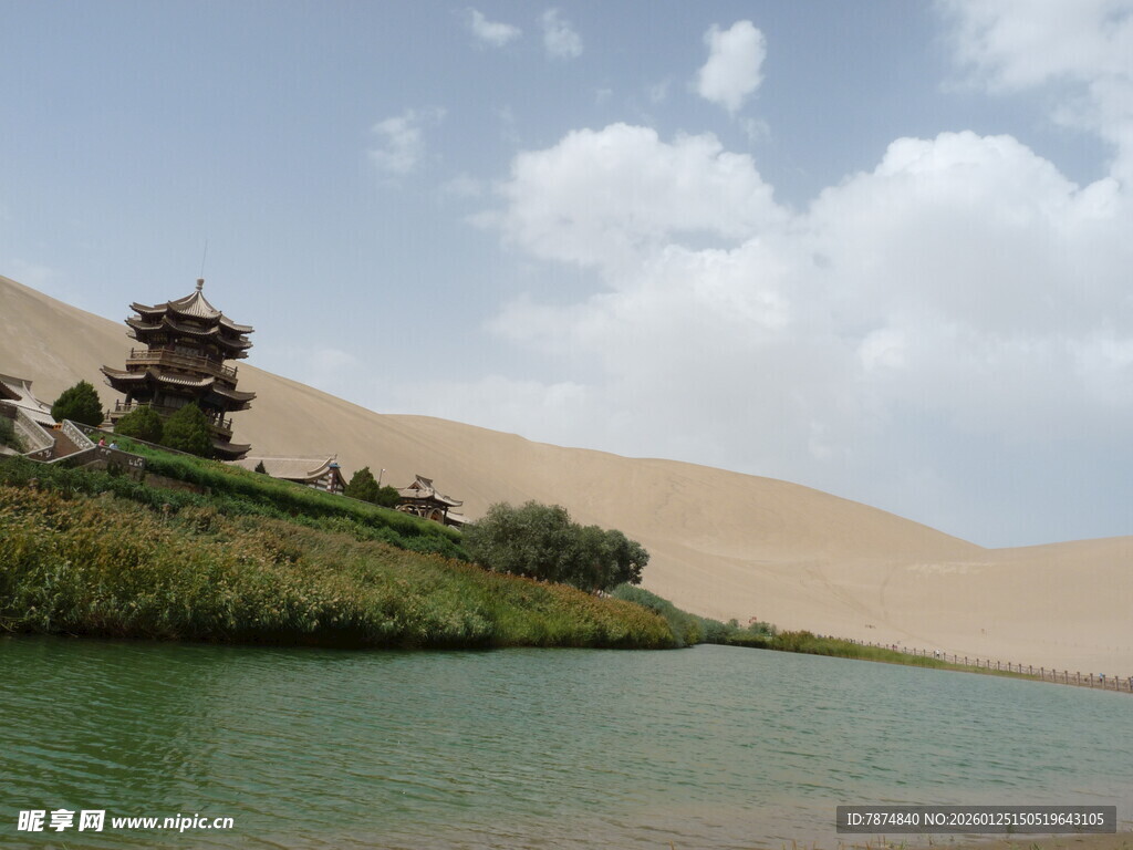 沙漠湖畔的古朴楼阁