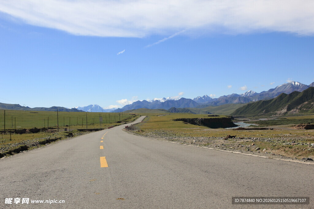 旷野中的延伸公路