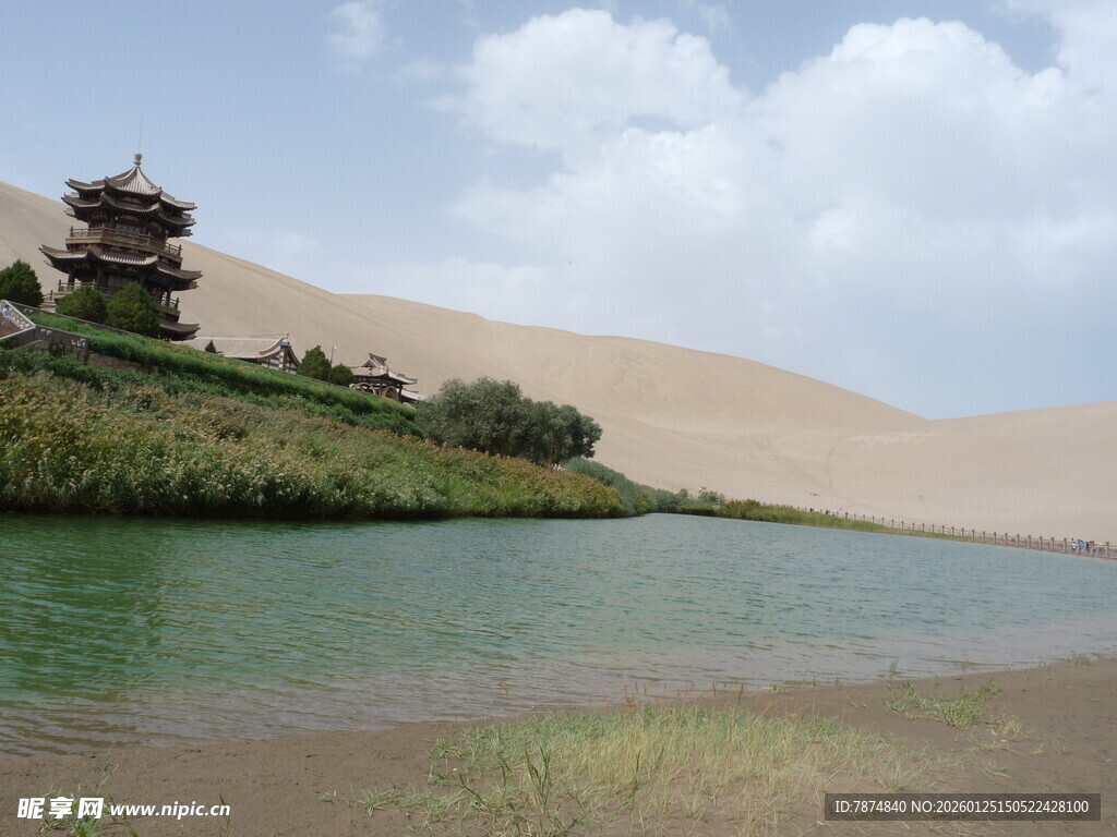 沙漠湖畔的古朴楼阁