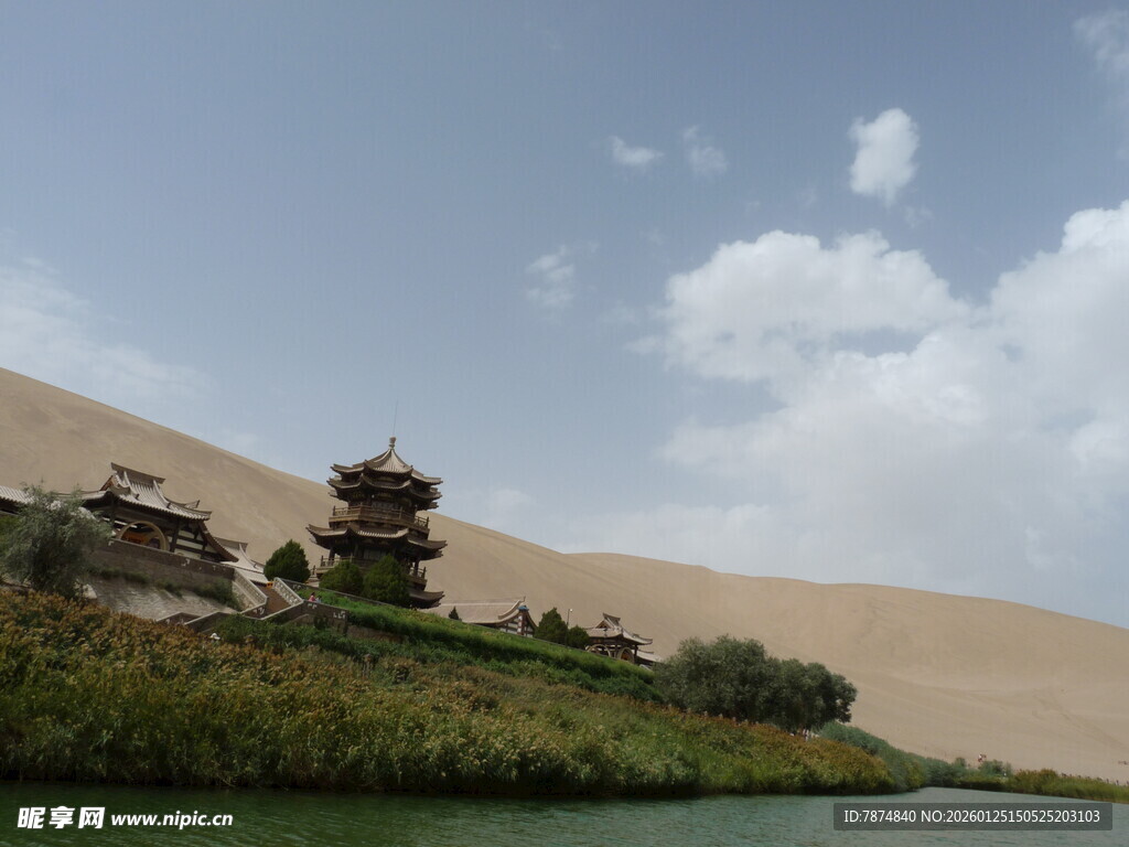 沙漠中的绿意古建筑景观