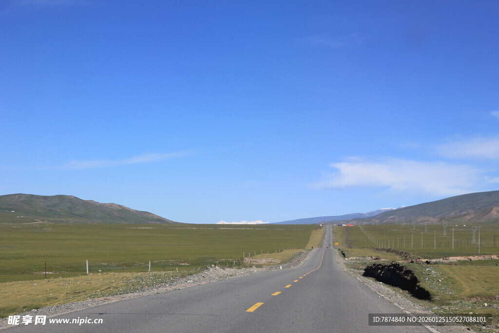 旷野中的笔直公路