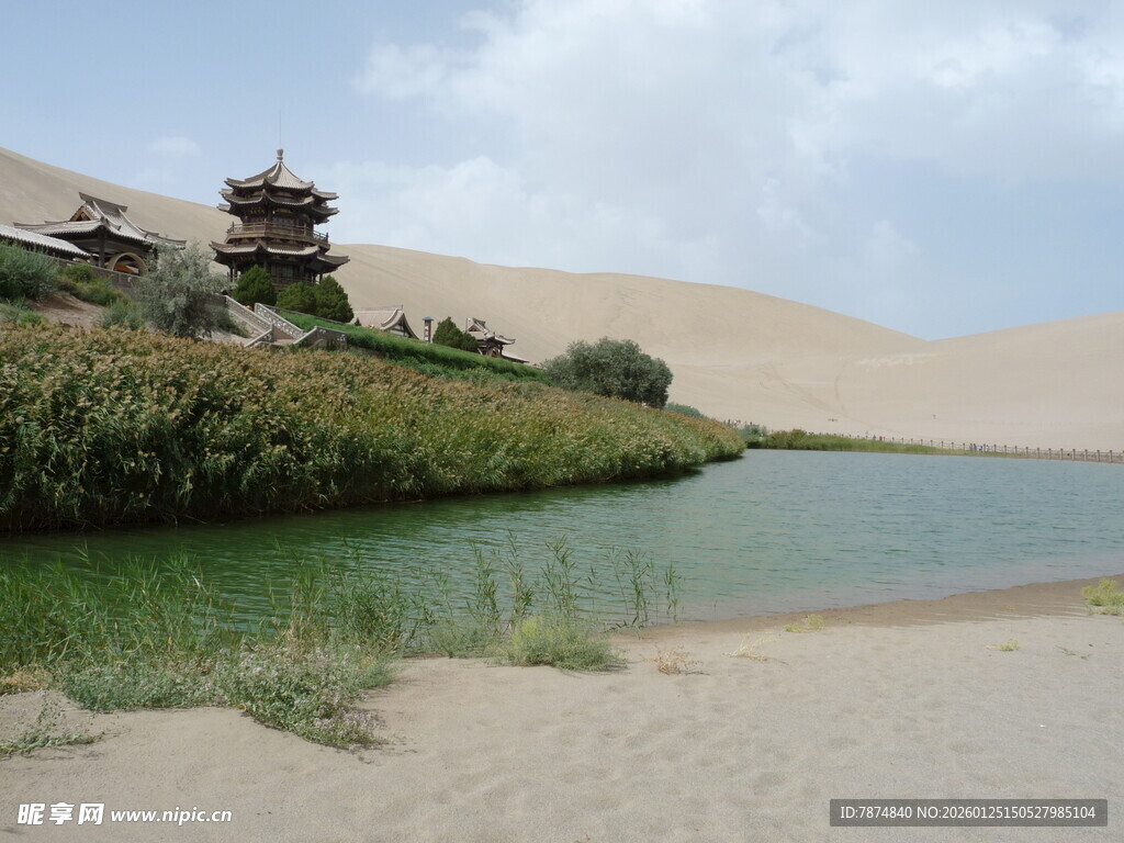 沙漠中的绿水古建筑景观