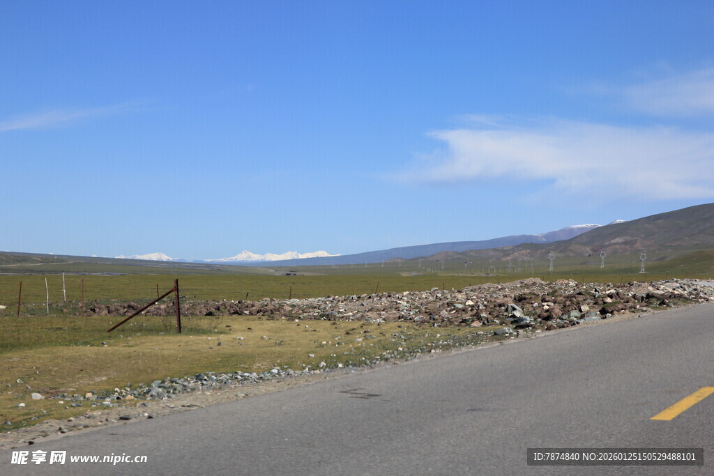 公路边的开阔风景