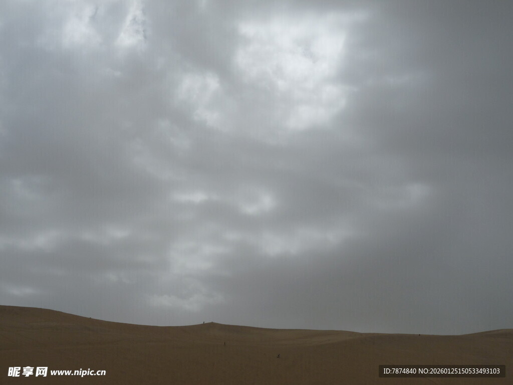 阴云笼罩下的广袤沙漠
