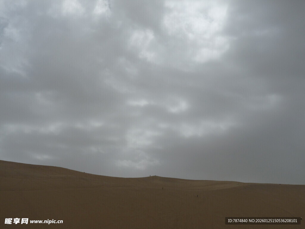 阴云下的沙漠景观