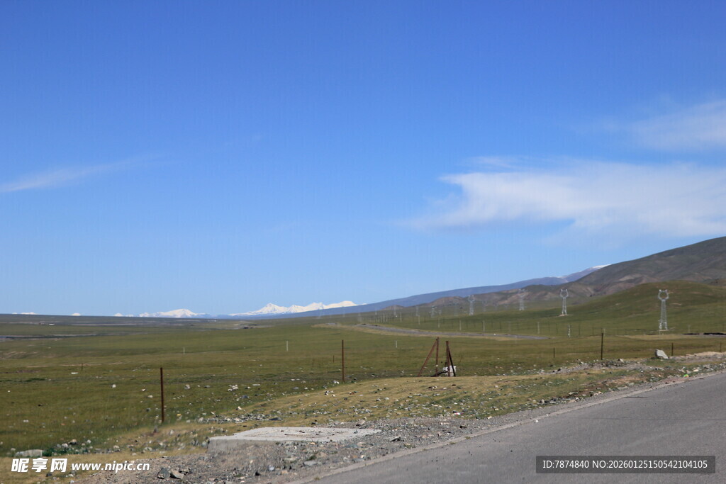 公路边的开阔草原风景