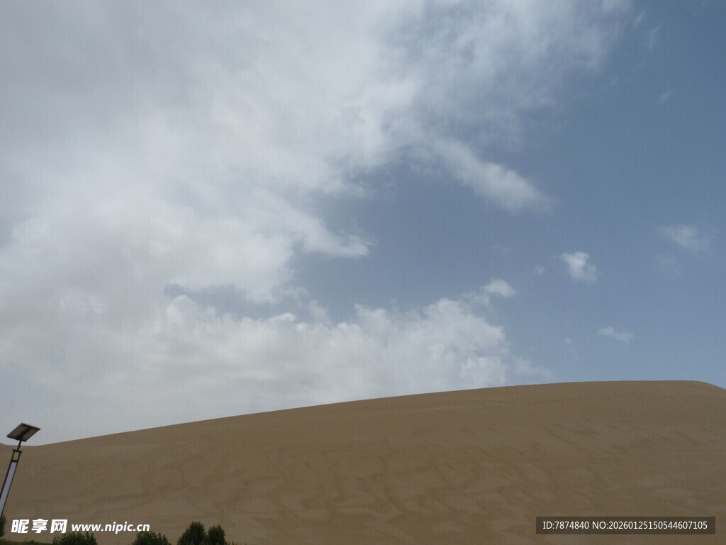 沙漠风光 蓝天白云下沙丘