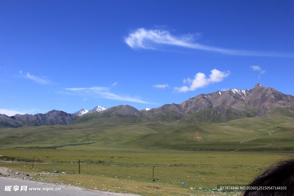 草原边巍峨山脉蓝天景