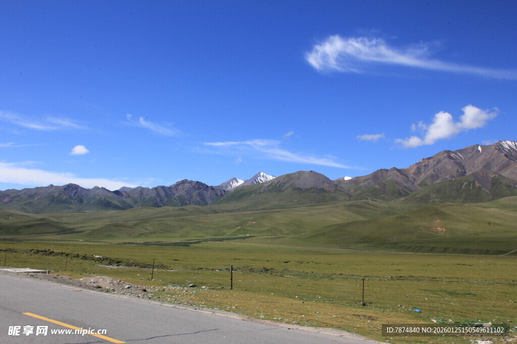 草原公路旁的壮美山川