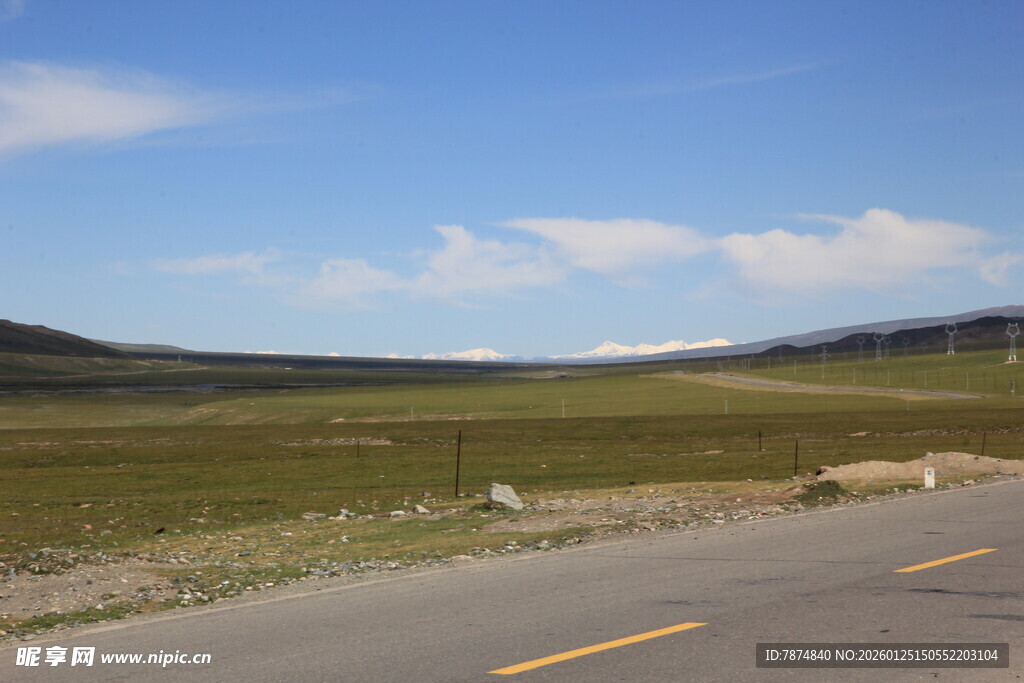 公路穿行于广袤草原之上