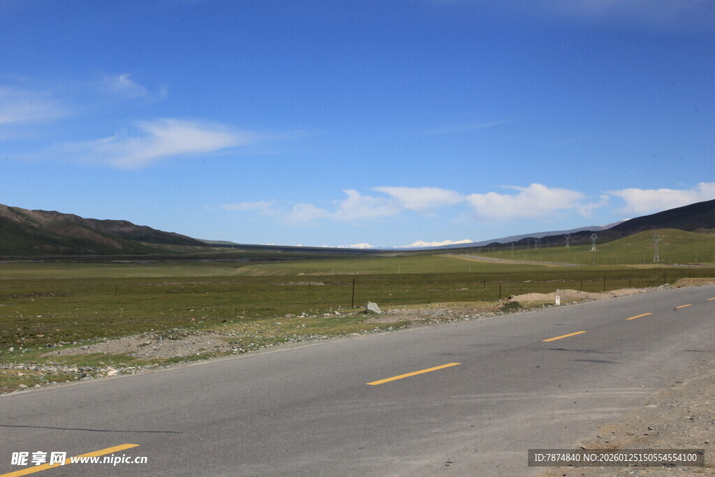 空旷公路与蓝天白云美景