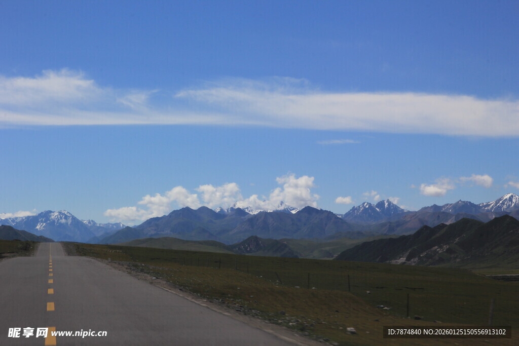 公路伸向远方的壮美风景