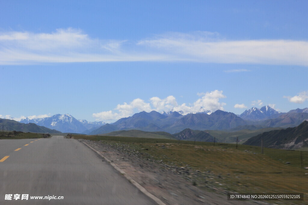 公路伸向远方的壮丽山景