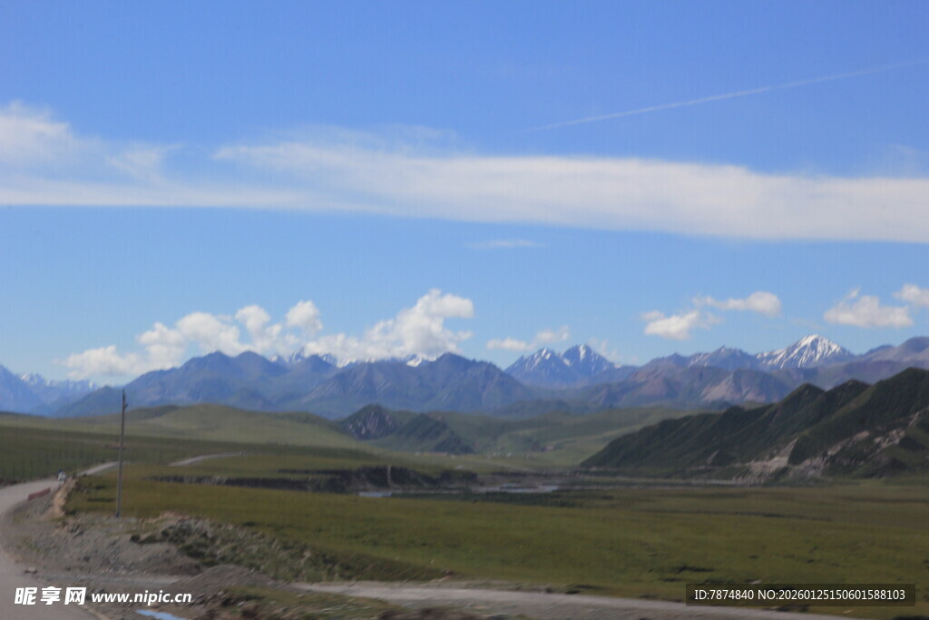 壮美山间公路与远处雪山