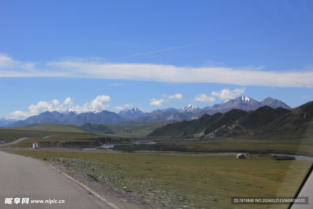 公路边的壮美雪山风景