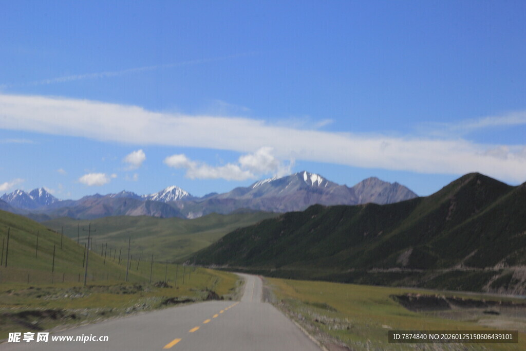 蜿蜒公路通向壮美雪山