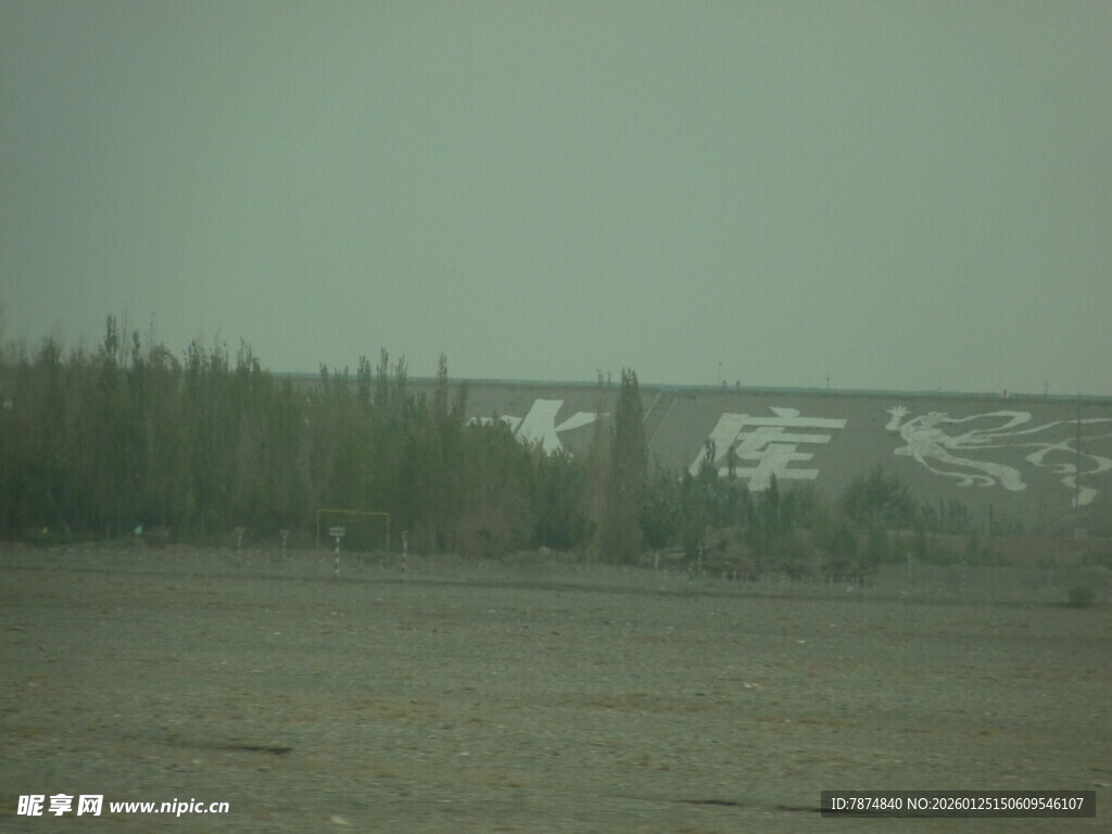 草原与远处雪覆山林景观