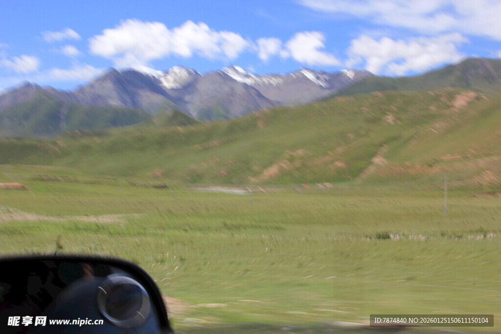 车窗外的草原山脉风光