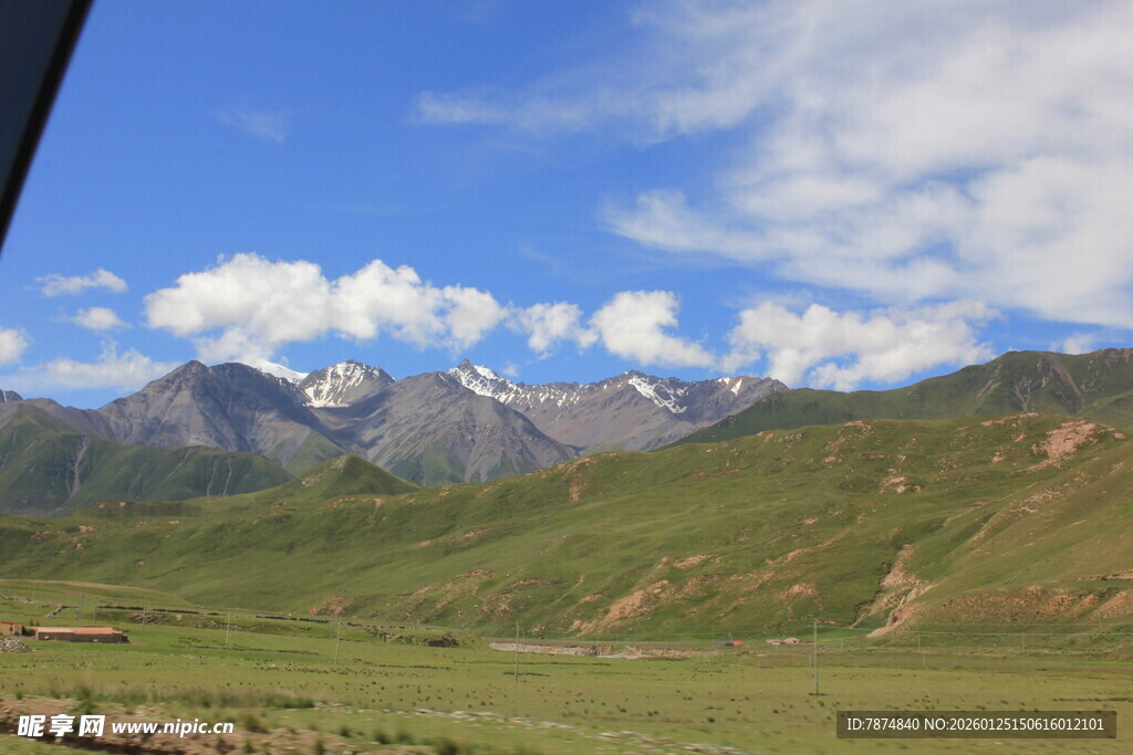 草原山脉间的壮丽风光