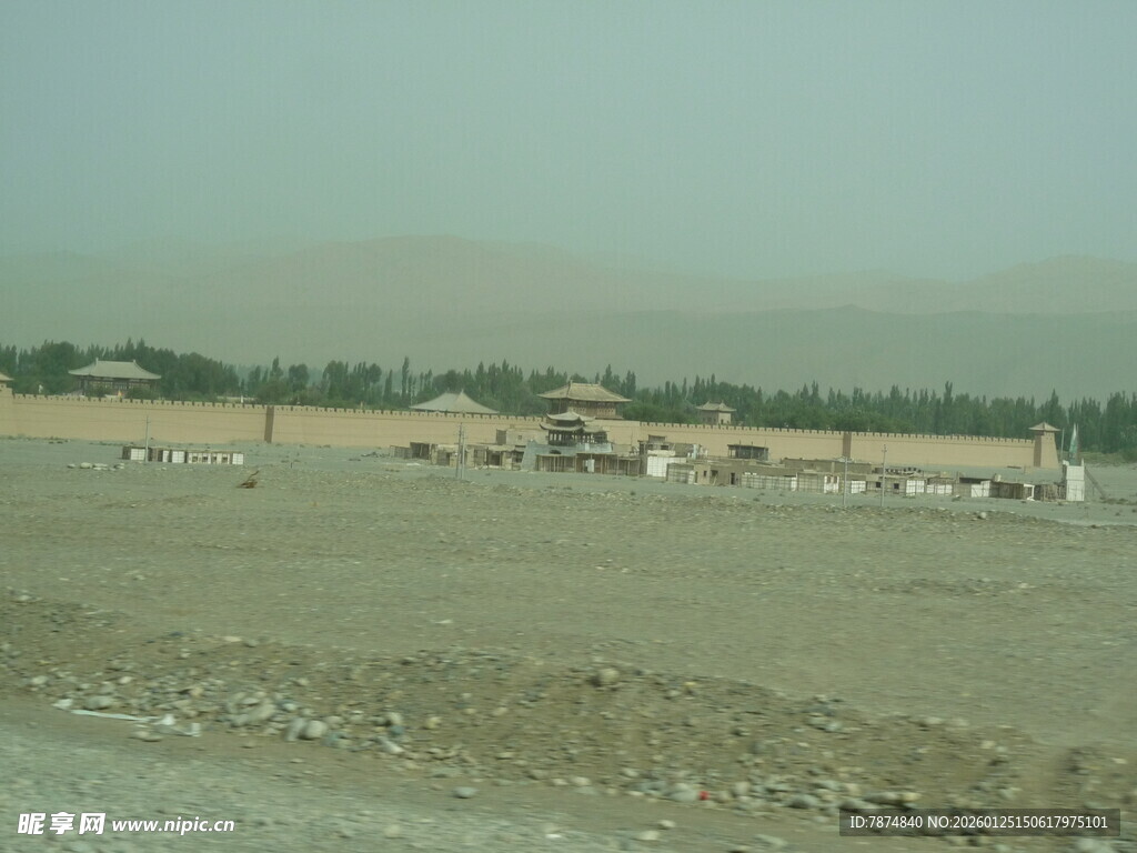 沙漠中的建筑与开阔地貌