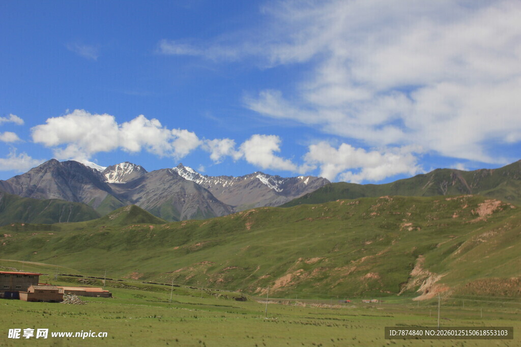 草原上的远山与蓝天白云