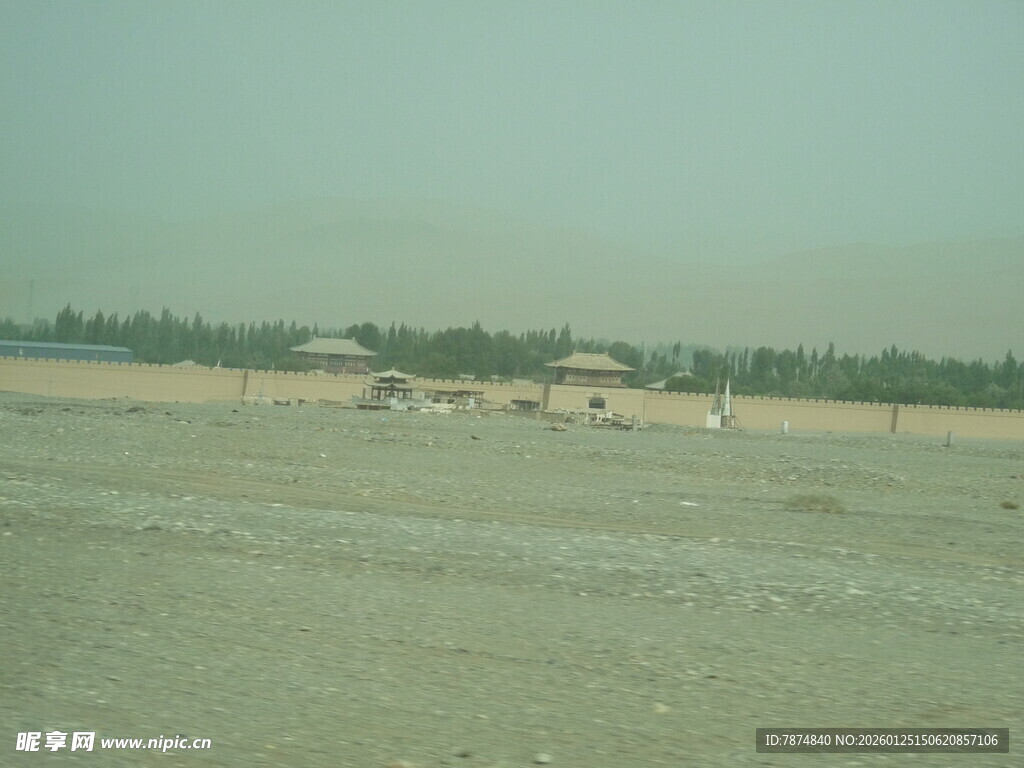 空旷场地中的模糊景象