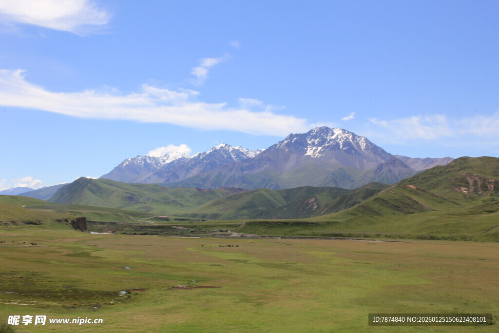 草原上的巍峨雪山
