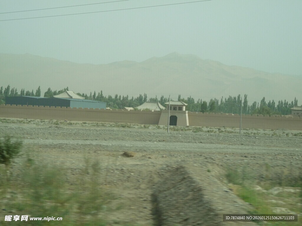 乡村旷野中的简易建筑