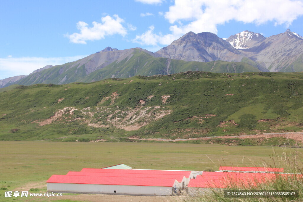 草原红顶建筑与远山美景