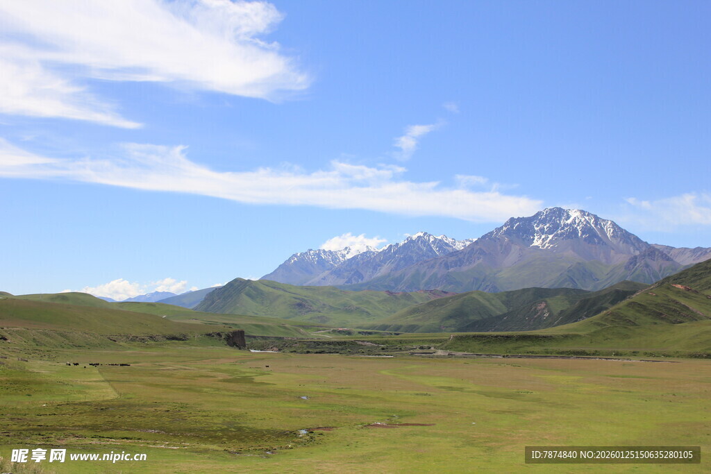 草原远眺巍峨雪山