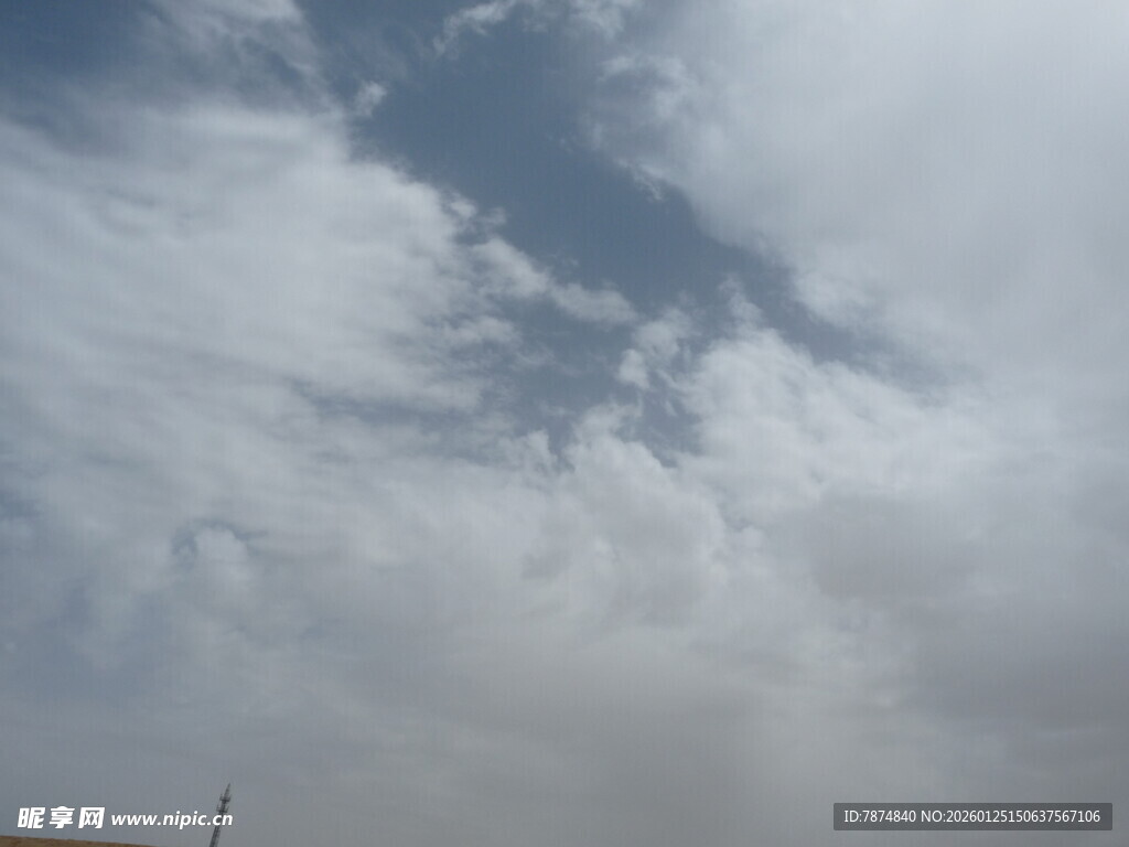 天空中的大片云朵