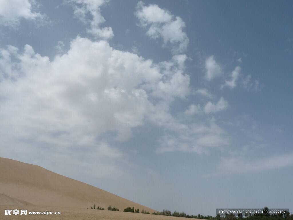 沙漠蓝天 广袤沙海与白云