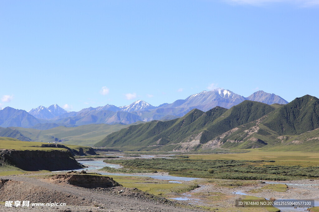 壮丽山河间的蜿蜒河流